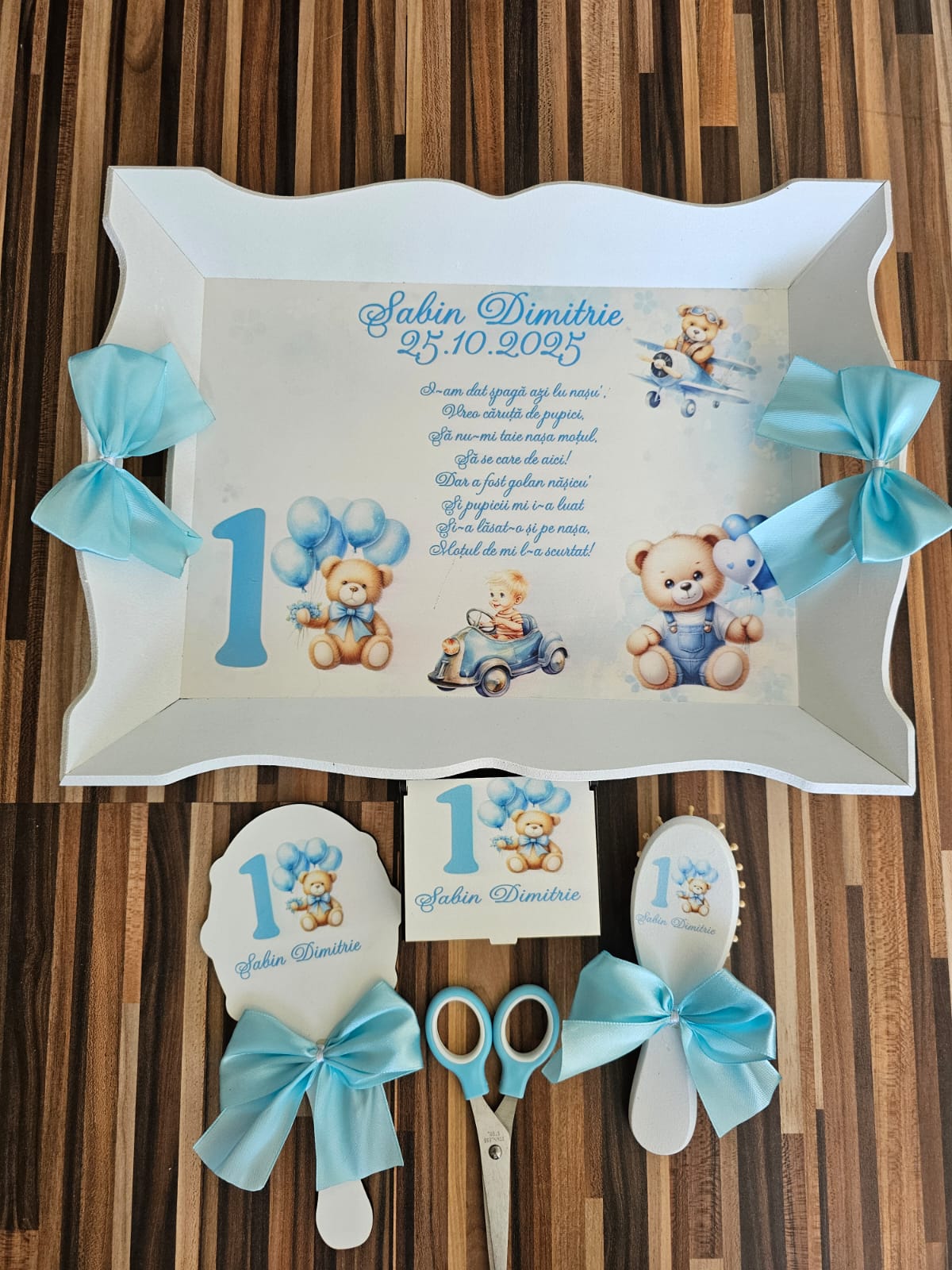 Set de Mot „Ursuleț” – Tăviță, Perie, Oglindă, Forfecuță și Cutie de Moț Personalizată